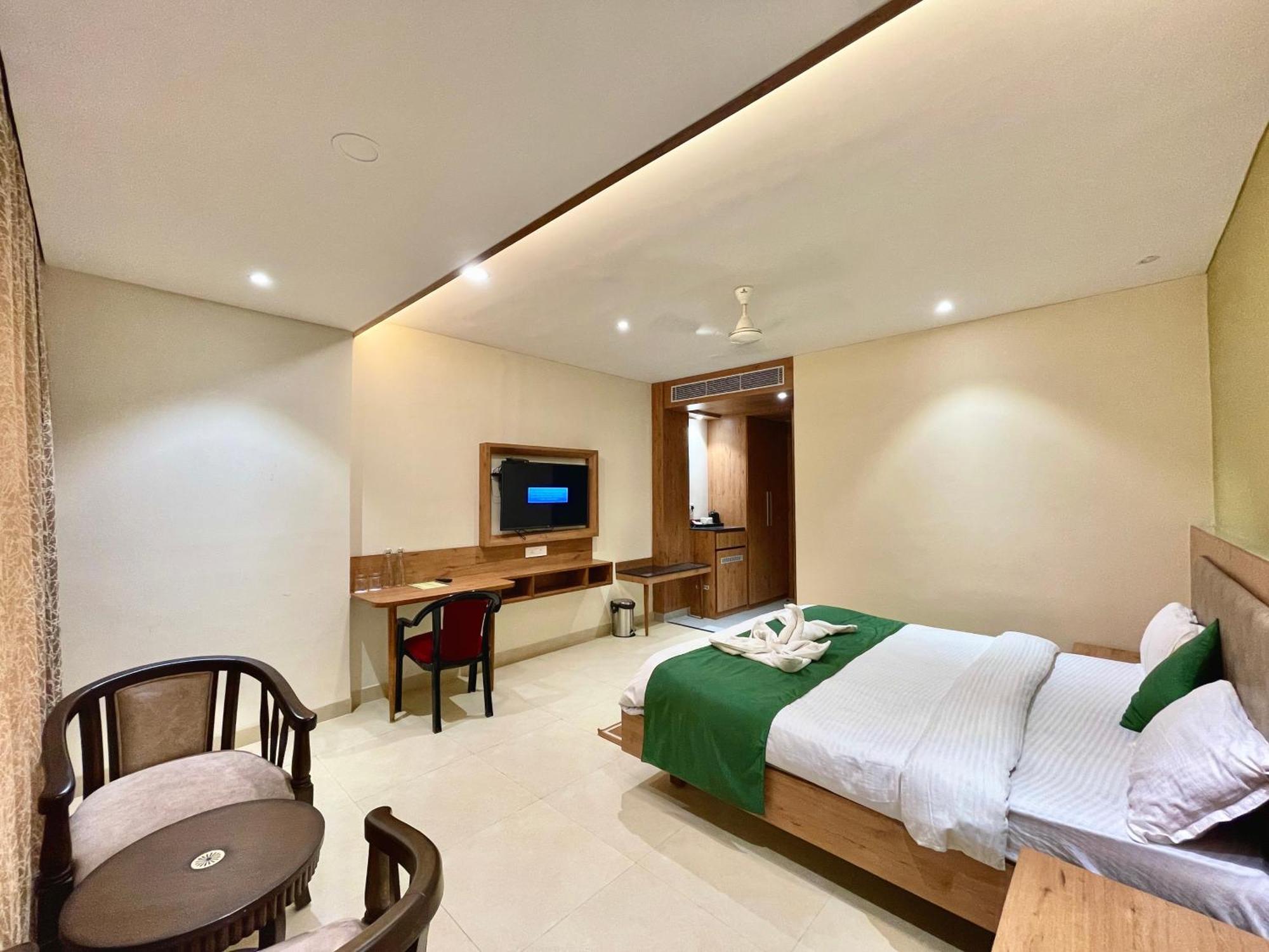 Hotel Rockbay: Beachfront Oasis with Pool and Temple Proximity Puri Exterior photo