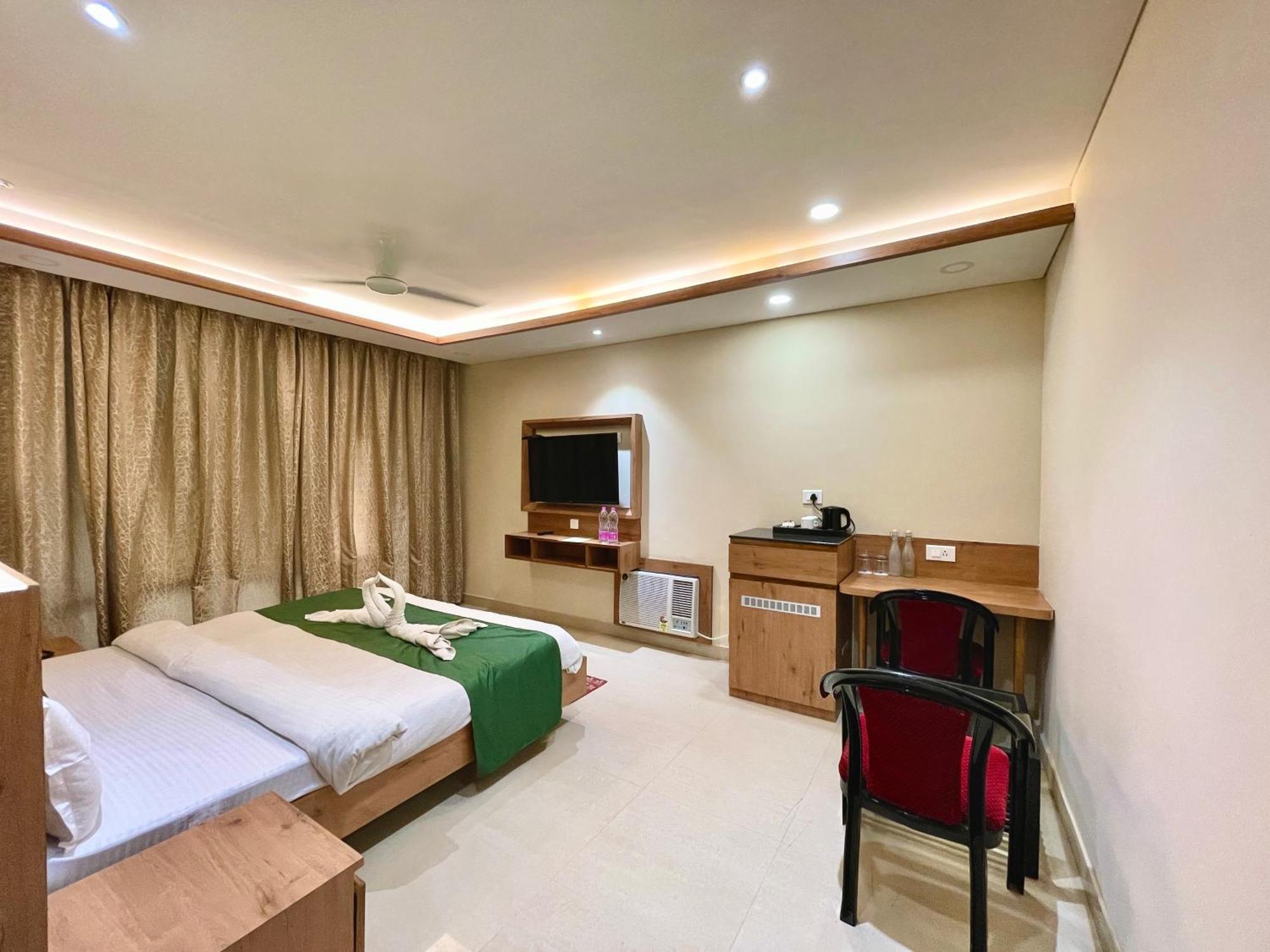 Hotel Rockbay: Beachfront Oasis with Pool and Temple Proximity Puri Exterior photo