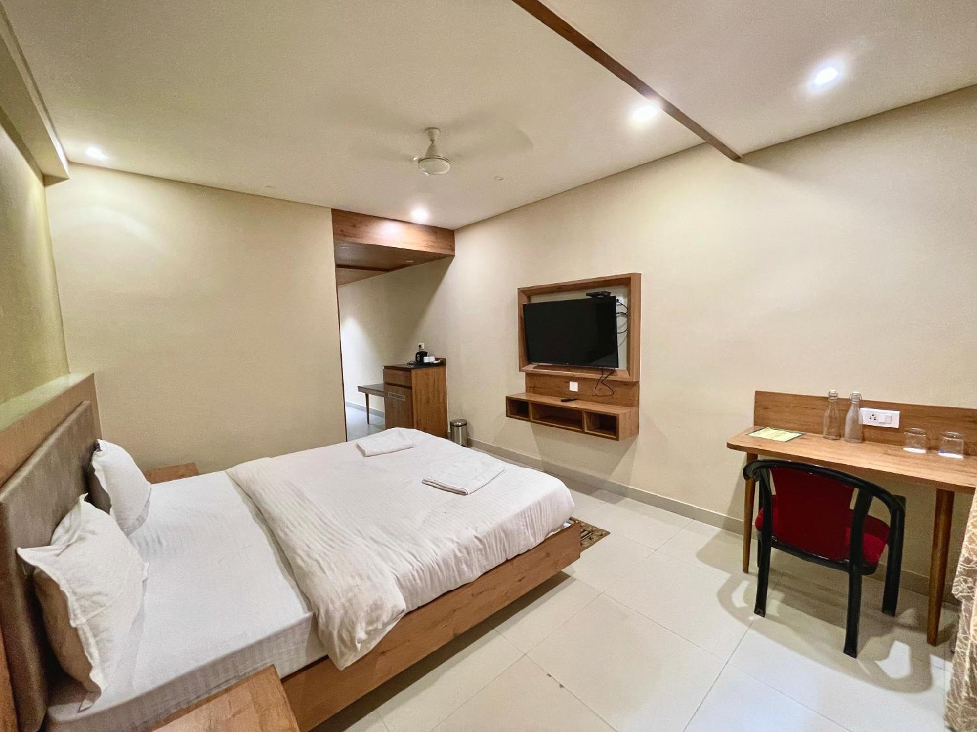Hotel Rockbay: Beachfront Oasis with Pool and Temple Proximity Puri Exterior photo