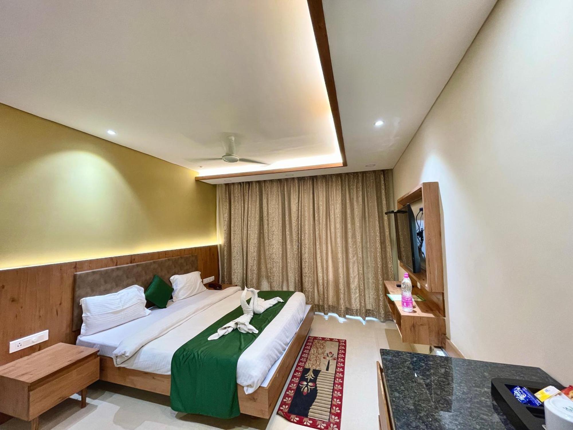 Hotel Rockbay: Beachfront Oasis with Pool and Temple Proximity Puri Exterior photo