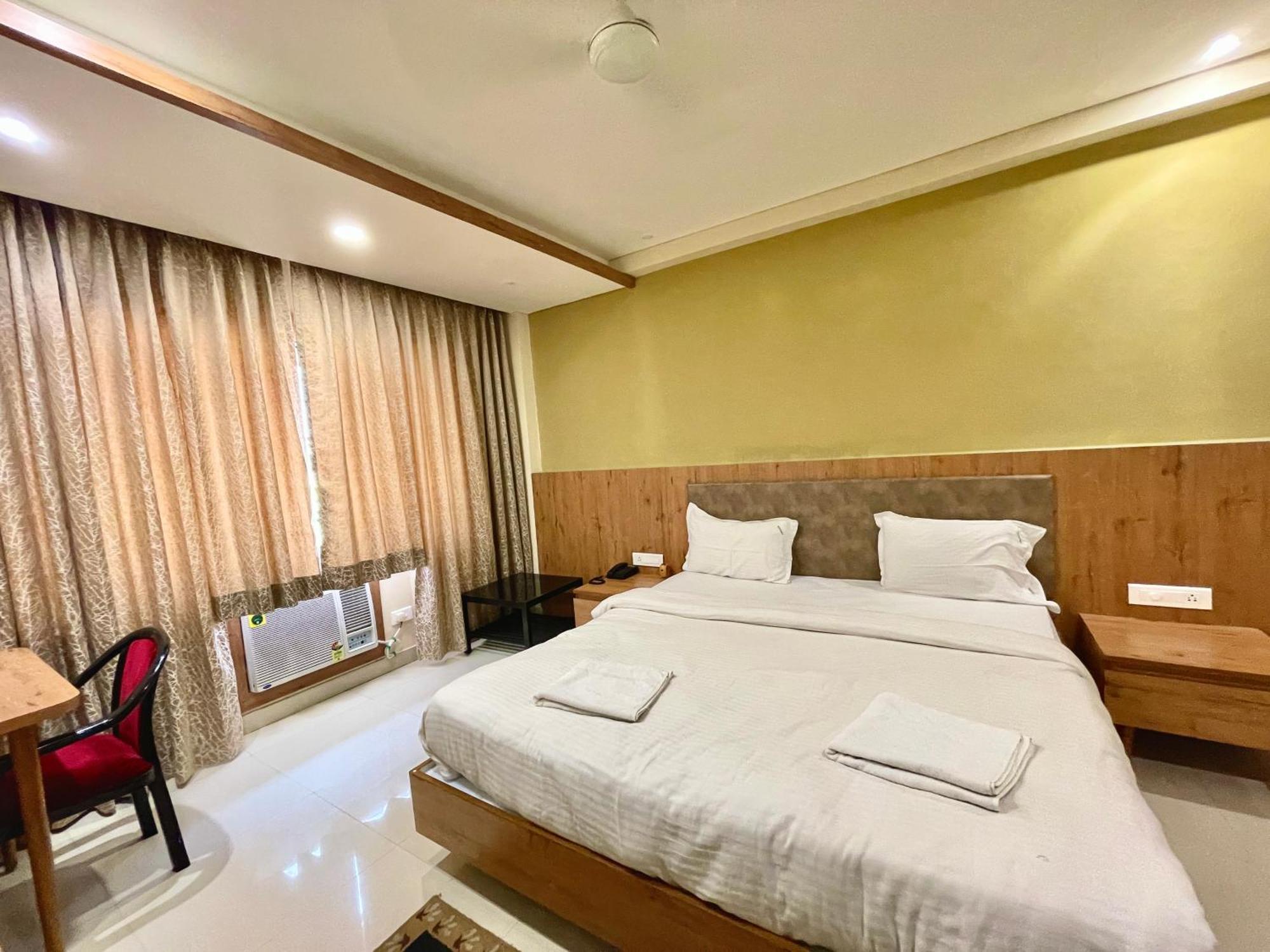 Hotel Rockbay: Beachfront Oasis with Pool and Temple Proximity Puri Exterior photo